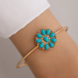 Bracelet turquoise incrusté de diamants et de fleurs avec un design ouvert - élégant et chic
