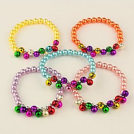Mode imitation acrylique perles bracelets élastiques pour les enfants, avec des pendants de cloche de laiton, pour noël, 45mm