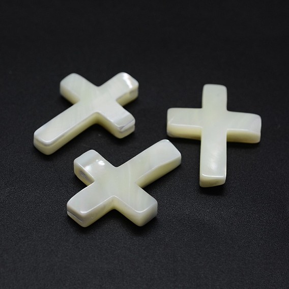 Pendentifs de coquille, avec les accessoires en laiton, croix