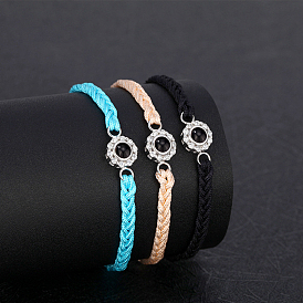 Bracelet plat rond en laiton avec maillons en verre et cordons