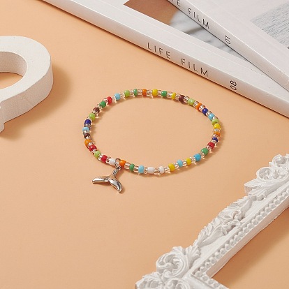 Bracelet extensible en perles de rocaille colorées avec breloques en laiton pour femme
