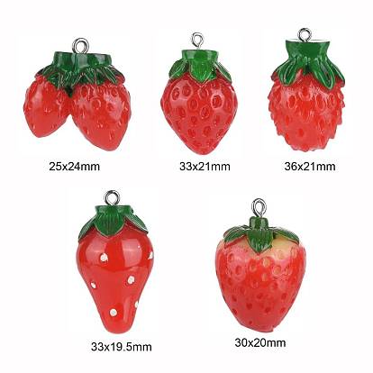 25 pcs 5 tailles pendentifs en résine fraise, avec boucles en fer couleur platine, nourriture imitation