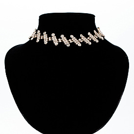 Fashionable and Exaggerated Short Diamond Necklace with Simple Charm N383