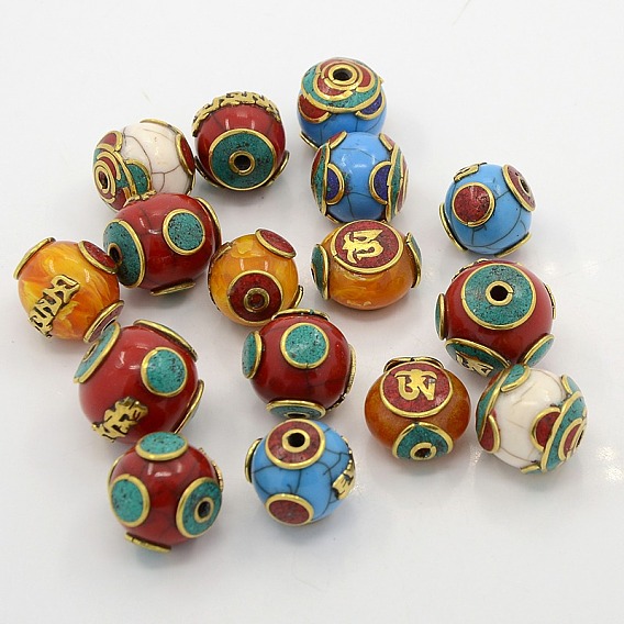 Perles de style tibétain main mixtes, accessoires en laiton avec la cire d'abeille, turquoise synthétique et corail, 16~20x17~21x17~21mm, Trou: 2~3mm