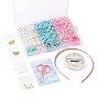 Kit de fabrication de bijoux pour enfants avec perles et pendentifs colorés bricolage, y compris perles et pendentifs en acrylique et résine opaques, accessoires de bande de cheveux en fer, apprêts en plastique et 304 en acier inoxydable, fil, ciseaux