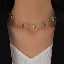 Collier pendentif à rayures verticales - élégant, polyvalent, accessoire de fête et de mariage.