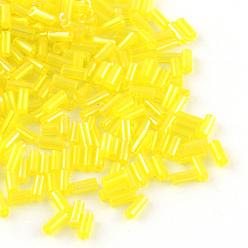 Amarillo Ab color plateado cuentas de vidrio bugle, colores transparentes arco iris, amarillo, 4~4.5x2 mm, agujero: 1 mm, sobre 450 g / bolsa, 14000 unidades / bolsa