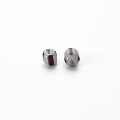 Brun De Noix De Coco 8/0 opaques perles de rocaille de verre, couleurs opaques s'infiltrer, trou rond, Plat rond avec motif rayé, brun coco, 3~3.5x2~2.5mm, Trou: 1mm, environ 450 g / livre
