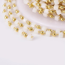 Blanc Main chaînes de perles de verre, soudé, avec les accessoires en laiton, avec bobine, plaqué longue durée, or, cube, blanc, 2.3~2.8x2.3~2.8x2.3~2.8mm, 2mm, environ 32.8 pieds (10 m)/rouleau