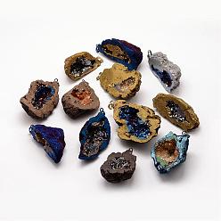 Color mezclado Galvanizado natural geode druzy gran ágata colgantes, con fornituras de latón, pepitas, dos tonos, color mezclado, 45~70x21~50x21~28 mm, agujero: 4x8 mm