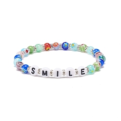 Letter Bracelet mot sourire, Bracelet extensible en perles de verre et lettre acrylique millefiori coloré pour femme, Motif de lettre, diamètre intérieur: 2-1/8 pouce (5.5 cm)