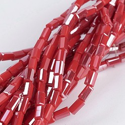 Roja Electrochapa hilos de perlas de vidrio opacas, medio arco iris chapado, facetados, cuboides, rojo, 4~5x2~2.5x2~2.5 mm, agujero: 0.5 mm, sobre 100 unidades / cadena, 17.5~19 pulgada (44.5~48.5 cm)