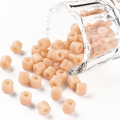Pêche Perles de bugle rondes en verre de couleurs opaques, trou rond, peachpuff, 4~6x5~6mm, Trou: 1.8mm, environ 2250 pcs / livre