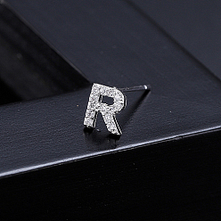 Letter R Boucles d'oreilles à tige en laiton platine avec micro pavé de zircones cubiques, Lettre initiale, lettre r, pas de taille