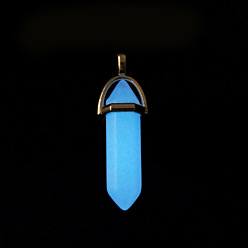 Aciano Azul Colgantes de piedra luminosa sintética con punta de bala, brillan en los colgantes oscuros, con fornituras de aleación de platino tono, azul aciano, 41x8 mm