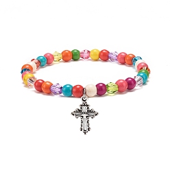 Cross Bracelet extensible en perles synthétiques turquoise (teint) et acrylique avec breloque en alliage pour femmes, colorées, motif en croix, pendentif: 20x13x2 mm, diamètre intérieur: 2-1/8 pouce (5.5 cm)