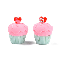 Rose Chaud Pendentifs en résine opaque, nourriture imitation, avec boucles en fer plaqué platine, breloque cupcake avec coeur, rose chaud, 22~22.5x17~17.5x17~17.5mm, Trou: 1.8mm
