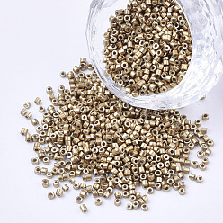 Verge D'or Pâle Perles cylindriques en verre, Perles de rocaille, couleurs métalliques, trou rond, verge d'or pale, 1.5~2x1~2mm, Trou: 0.8mm, environ 8000 pcs / sachet , environ 85~95 g /sachet 