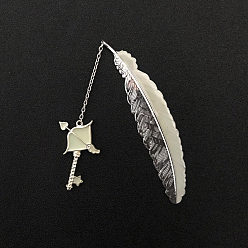 Sagitario Marcapáginas con colgante de llave de constelación, marcador de forma de pluma de aleación de tono platino luminoso, Marcador que brilla en la oscuridad, Sagitario, 115 mm