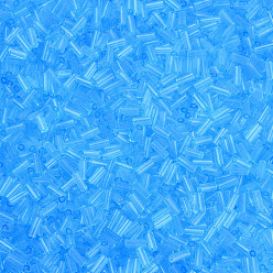 Bleu Ciel Foncé Perles de bugle de verre transparent, trou rond, bleu profond du ciel, 3~8x2mm, Trou: 0.7mm, environ 450 g / livre