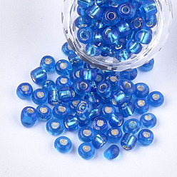 Azul Royal Abalorios de la semilla de cristal, plata forrada, rondo, azul real, 5~6x3~5 mm, agujero: 1.2~2 mm, sobre 2500 unidades / bolsa