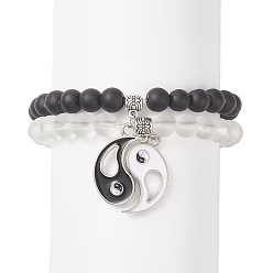 Noir 2 pcs 2 bracelets extensibles en perles rondes en verre de couleur, alliage assorti émail yin yang charmes couple bracelets pour les meilleurs amis amoureux, noir et blanc, charme: 28x17x2mm, diamètre intérieur: 2-1/8 pouce (5.4 cm), 1 pc / style