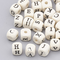 Letter Des perles en bois naturel, trou horizontal, cube avec la lettre, blanc crème, lettres mixtes aléatoires, 8x8x7.5mm, Trou: 2~3.5mm, environ4084 pcs / 1000 g