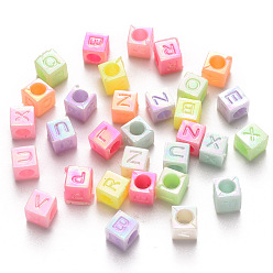 Couleur Mélangete Perles acryliques opaques, de couleur plaquée ab , trou horizontal, cube avec des lettres initiales mixtes, couleur mixte, 6x6x6mm, Trou: 3mm, environ3800 pcs / 500 g