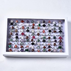 Pierre Mélangete Anneaux de pierres précieuses naturelles et synthétiques, avec les accessoires en laiton, 17~20 mm, sur 100 pcs / boîte