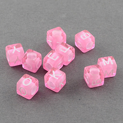 Perlas de Color Rosa Letras mixtas cuentas de cubo de acrílico transparente, agujero horizontal, rosa perla, 6x6x6 mm, agujero: 3 mm, Sobre 3100 unidades / 500 g