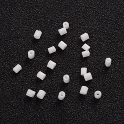 Blanc Deux perles de rocaille en verre taillé, hexagone, blanc, longueur d'environ 3 mm , 1.8 mm de diamètre, Trou: 0.6mm, environ 21000 pièces / pochette. vendu par paquet d'une livre