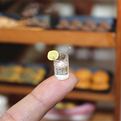 Jaune Petite tasse en verre, avec mini boisson imitation résine, pour accessoires de maison de poupée, faire semblant de décorations d'accessoires, jaune, 15~23x10x7mm