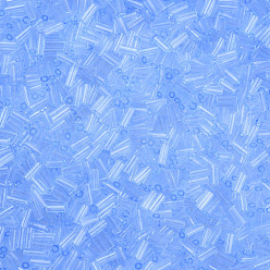 Azul Claro Canutillos de cristal transparente, agujero redondo, azul claro, 3~8x2 mm, agujero: 0.7 mm, aproximadamente 450 g / libra