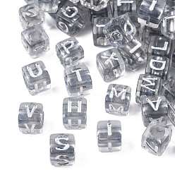 Plata Granos de acrílico de recubrimiento transparente, agujero horizontal, metales enlaced, estilo alfabeto, cubo con letra aleatoria a`z, plata, 6x6x6 mm, agujero: 3.5 mm, Sobre 2900~3000 unidades / 500 g
