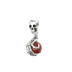 Ágata Roja Colgantes de aleación de cornalina natural de calavera de halloween, dijes de mano de esqueleto con bola de esfera de gemas, plata antigua, 43x19 mm