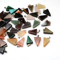 Смешанные камни Подвески из треугольника натурального и синтетического смешанного камня, с латунной фурнитурой платинового цвета, 22~25x14~15x5~7 мм, отверстие : 2x7 мм