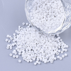 Blanc Perles cylindriques en verre, Perles de rocaille, couleurs opaques, trou rond, blanc, 1.5~2x1~2mm, Trou: 0.8mm, environ 8000 pcs / sachet , environ 85~95 g /sachet 