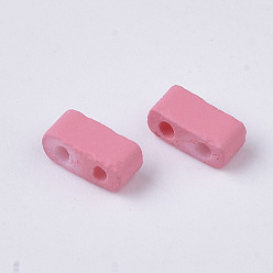 Pink 2 agujero granos de la semilla de cristal, estilo de goma, Rectángulo, rosa, 4.5~5.5x2x2~2.5 mm, agujero: 0.5~0.8 mm