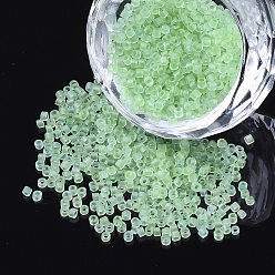 Vert Clair Perles cylindriques en verre transparent, Perles de rocaille, dépoli couleurs, trou rond, vert clair, 1.5~2x1~2mm, Trou: 0.8mm, environ 8000 pcs / sachet , environ 85~95 g /sachet 