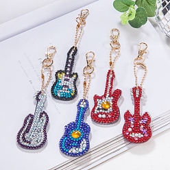 Guitar Kits de décoration de pendentif de peinture de diamant diy, y compris la décoration pendentif en acrylique, strass de résine, stylo collant diamant, plaque de plateau et pâte à modeler, guitare, 76x58x2mm