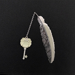 León Marcapáginas con colgante de llave de constelación, marcador de forma de pluma de aleación de tono platino luminoso, Marcador que brilla en la oscuridad, León, 115 mm