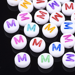 Letter M Perles acryliques initiales, trou horizontal, plat rond, couleur mixte, letter.m, 7x3.5~4mm, Trou: 1.2mm, environ3700 pcs / 500 g
