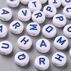 Bleu Perles acryliques blanches opaques, avec l'émail, trou horizontal, rond plat avec lettre initiale aléatoire, bleu, 9.5x4.5mm, Trou: 2mm, 1580 pcs / 500 g