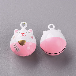 Pink Cuisson pendentifs de cloche en laiton peint, Maneki neko / chat faisant signe, rose, 23x17x16.5mm, Trou: 2mm
