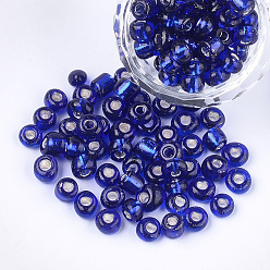 Azul Oscuro Abalorios de la semilla de cristal, plata forrada, rondo, azul oscuro, 5~6x3~5 mm, agujero: 1.2~2 mm, sobre 2500 unidades / bolsa