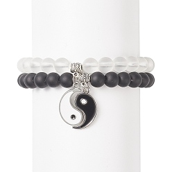 Noir 2 pcs 2 bracelets extensibles en perles rondes en verre de couleur, alliage assorti émail yin yang charmes couple bracelets pour les meilleurs amis amoureux, noir et blanc, charme: 23x13x1.5mm, diamètre intérieur: 2-1/8 pouce (5.4 cm), 1 pc / style