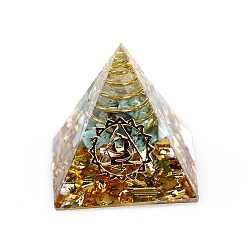 Turquoise Synthétique Décorations d'affichage en résine de pyramide d'orgonite à motif de chakra, avec des apprêts en laiton et des éclats de turquoise synthétique à l'intérieur, pour bureau à domicile, 30.5x30.5x29.5mm