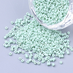 Verde Pálido Perlas de cilindro de vidrio, granos de la semilla, pintura para hornear, agujero redondo, verde pálido, 1.5~2x1~2 mm, agujero: 0.8 mm, sobre 8000 unidades / bolsa, sobre 85~95 g / bolsa
