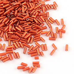 Roja Abalorios de vidrio canutillos, plata forrada, rojo, 4~4.5x2 mm, agujero: 1 mm, sobre 450 g / bolsa, 14000 unidades / bolsa