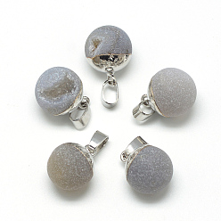 Grey Agate Natural Druzy Grey Agate Pendants, with Brass Findings, Round, Frosted, Round, Platinum, 18x14mm, Hole: 7x4mm